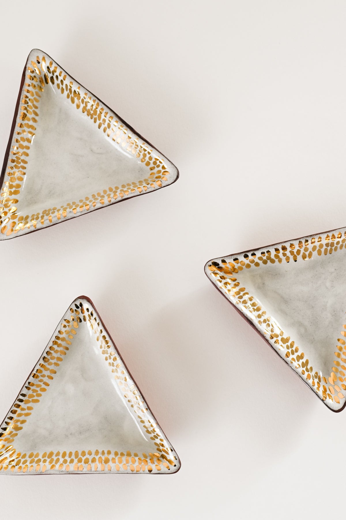 Gold Dash Triangle Dish – Sister Golden